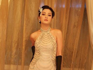 Tampil dengan gaya seperti pemain film The Great Gatsby, sosok Yoriko Angeline terlihat berbeda dari biasanya. Sosoknya terlihat semakin anggun dengan dress dan aksesoris dengan gaya vintage. Pesonanya ini pun banyak menuai pujian dari para netizen. (Liputan6.com/IG/@yorikooangln_)