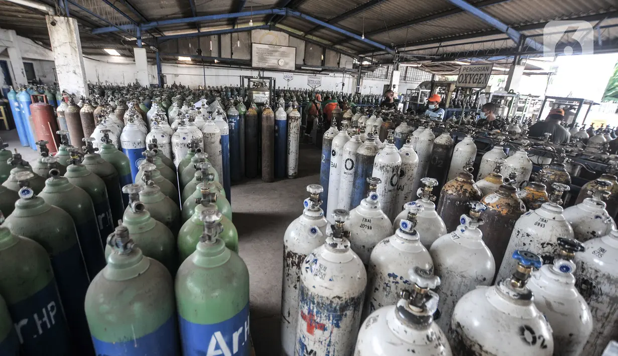 Petugas Dinas Bina Marga DKI Jakarta mengisi ulang tabung oksigen di depot PT Tirtobumi Aneka Industri, Pulogadung, Jakarta, Minggu (11/7/2021). Pemprov DKI mengerahkan petugas PJLP untuk pengisian sekaligus pendistribusian tabung oksigen ke RS rujukan Covid-19. (merdeka.com/Iqbal S. Nugroho)