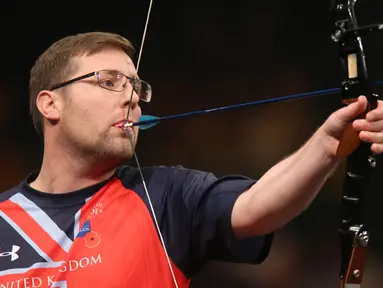 Martin Clapton menahan panah dengan mulutnya, siap mengarahkan ke sasaran kejuaraan Invictus Games Orlando 2016 di ESPN Wide World of Sports Complex, Lake Buena Vista, Florida, (9/5/2016). (Alex Menendez/ Getty Images for Invictus Games/AFP)