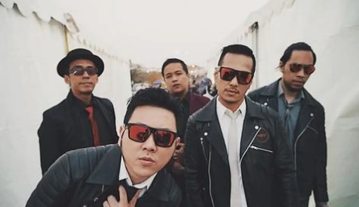 Richie Setiawan (depan) bersama grup band Five Minutes sebelum tampil di atas panggung. Sementara itu, Richie Setiawan juga mengabarkan dirinya telah hengkang dari grup yang membesarkan namanya itu lewat Instagram pribadi. (Instagram/fiveminutes_official)