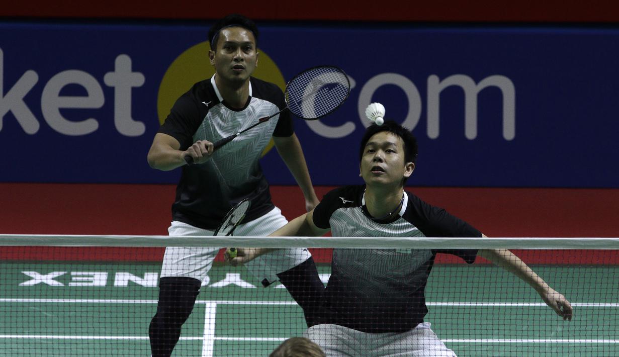Ganda putra Indonesia, Mohammad Ahsan/Hendra Setiawan saat melawan ganda Jerman, Mark Lamsfuss/Marvin Seidel, pada Blibli Indonesia Open 2019 di Istora Senayan, Jakarta, Rabu (17/7). Ahsan/Hendra menang 21-16, 21-17. (Bola.com/Yoppy Renato)