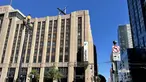 Tanda X baru dipasang di atap markas Twitter, yang diganti namanya menjadi "X", di San Francisco,  Amerika Serikat, Jumat (28/7/2023). (Photo by Julie JAMMOT / AFP)
