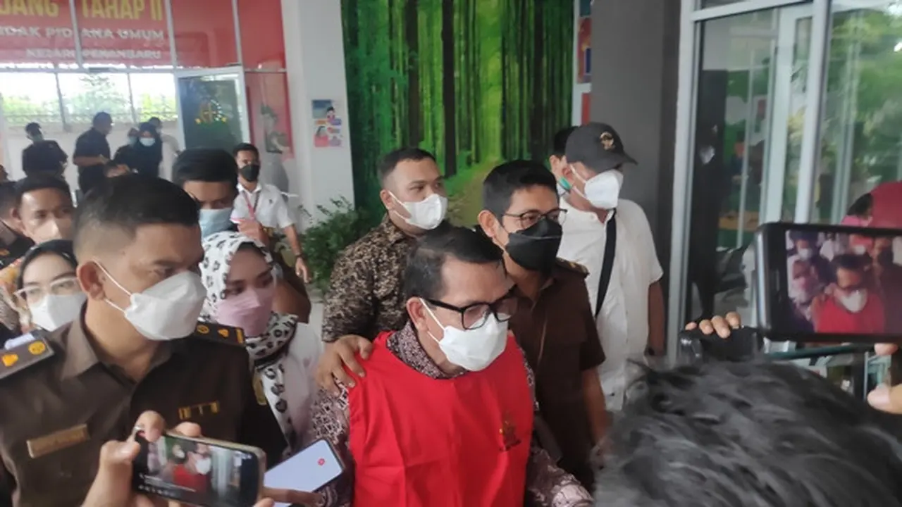 Dekan (non aktif) Universitas Riau, Syafri Harto yang menjadi tersangka pelecehan mahasiswi saat ditahan jaksa Kejati Riau dan Kejari Pekanbaru.