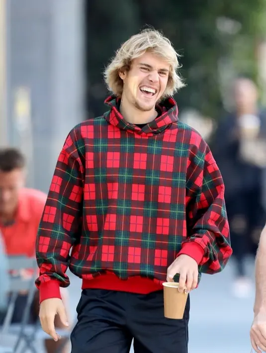 Dilansir dari HollywoodLife, sepertinya Justin tengah melakukan apapun yang ia bisa demi fokusnya teralihkan dari Selena. (BackGrid/HollywoodLife)