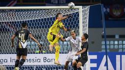 Kiper Dewa United, Rivky Mokodompit berusaha menghalau bola dari ancaman pemain PSIM Yogyakarta, Hapidin (kedua dari kanan) dalam matchday pertama Grup Y Babak 8 besar Liga 2 2021 di Stadion Wibawa Mukti, Cikarang, Kamis (16/12/2021). (Bola.com/Bagaskara Lazuardi)