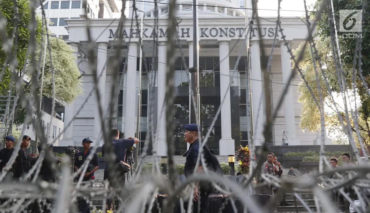 Personel Brimob melintas di depan Gedung Mahkamah Konstitusi (MK), Jakarta, Selasa (25/6/2019). Jelang sidang pembacaan putusan akan digelar pada Kamis (27/6), sekitar 47.000 personel keamanan gabungan akan disiagakan di Ibu Kota DKI Jakarta. (Liputan6.com/Helmi Fithriansyah)