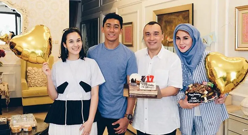 Chelsea Islan bersama Daffa Wardhana dan orangtuanya, Marini Zumarnis dan Denny Wardhana. (Instagram)