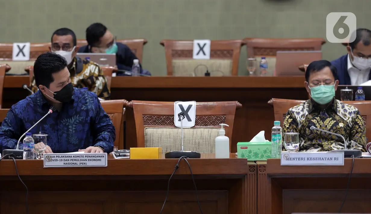 Menteri Kesehatan Terawan Agus Putranto (kanan) bersama Ketua Pelaksana Komite Penanganan COVID-19 dan Pemulihan Ekonomi Nasional Erick Thohir (kiri) saat rapat kerja dengan Komisi IX DPR di Kompleks Parlemen, Jakarta, Kamis (27/8/2020). (Liputan6.com/Johan Tallo)
