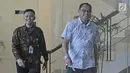 Ekspresi ajudan terdakwa Setya Novanto, Corneles Towoliu usai menjalani pemeriksaan di Gedung KPK, Jakarta, Jumat (9/2). Corneles juga pernah diperiksa sebagai saksi dugaan kasus megakorupsi e-KTP pada 18 September 2017. (Liputan6.com/Herman Zakharia)