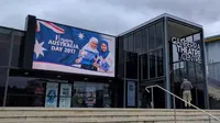 Papan iklan di Canberra Theatre yang menampilkan perempuan berhijab mengundang protes dalam sejumlah pihak (Abc.net.au)