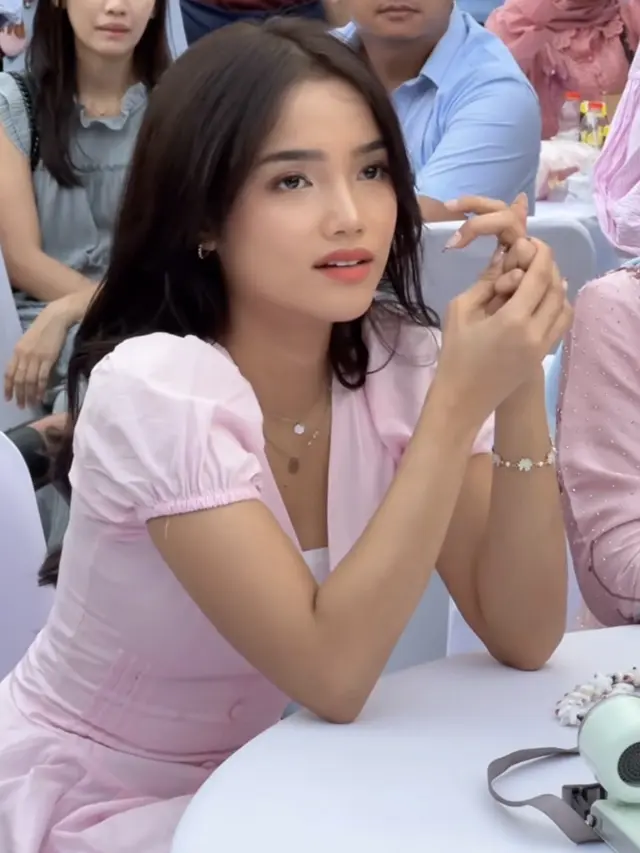 Fuji An melengkapi tampilan dengan aksesori di Gender Reveal dan Tujuh Bulanan Kakaknya . [@fuji_an]