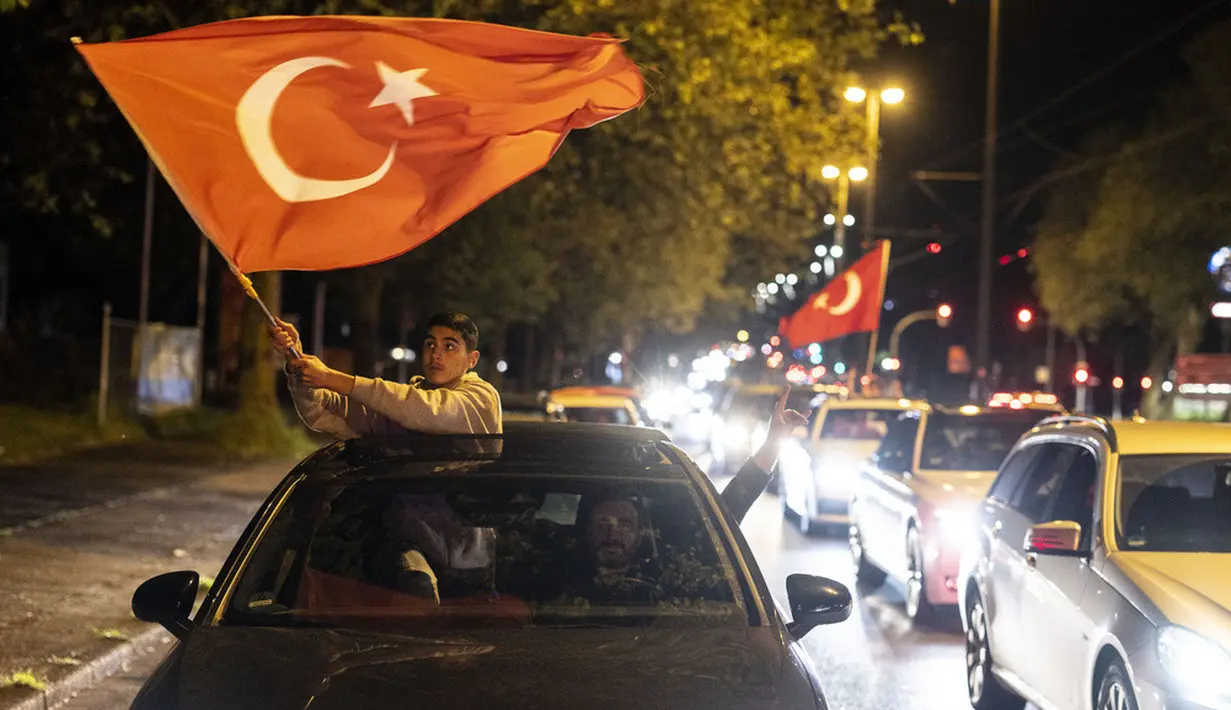 <p>Menurut Kepala Dewan Tertinggi Pemilu Ahmet Yener yang dilansir AP, Senin (15/5/2023), Recep Tayyip Erdogan unggul pada pemungutan suara putaran pertama dengan perolehan 49,51 persen suara. (Christoph Reichwein/dpa via AP)</p>