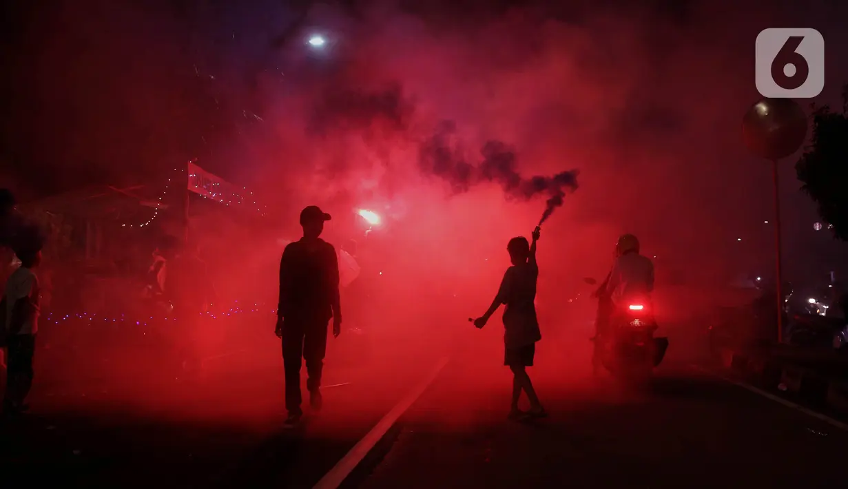 <p>Warga menyalakan kembang api saat malam Takbiran di Jakarta, Minggu (1/5/2022). Takbiran tersebut dilakukan dalam rangka menyambut Idul Fitri 1443 H yang ditetapkan oleh pemerintah pada Senin (2/5/2022). (Liputan6.com/Angga Yuniar)</p>