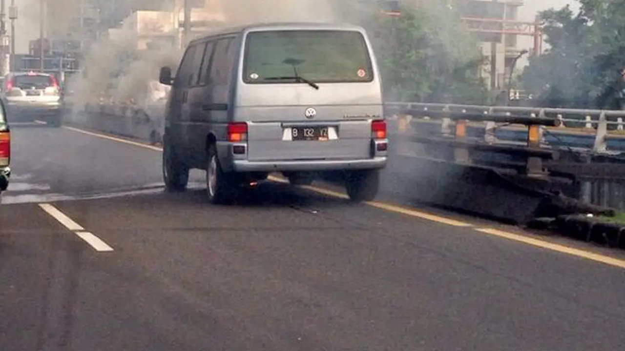  VW Terbakar di Tol Cawang, Lalin Sempat Ditutup 30 Menit