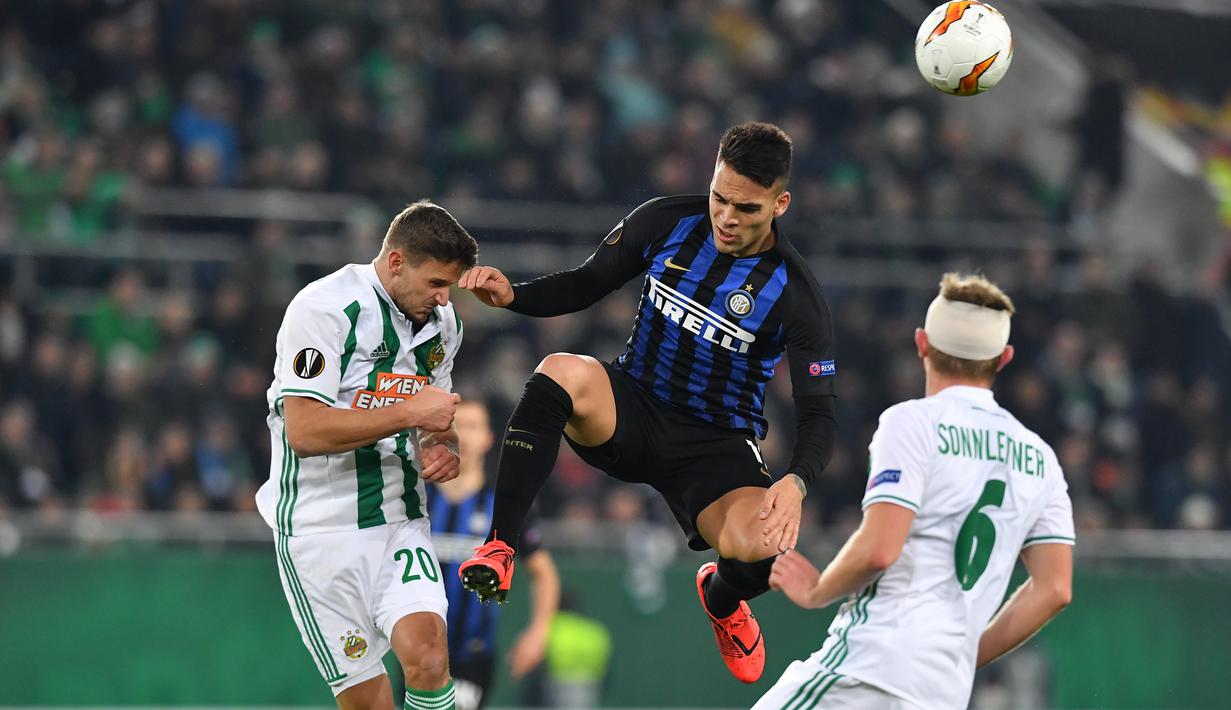 Duel antar Martinez dan pemain Rapid Wina, Sonnleitner pada leg 1, 32 besar Liga Europa yang berlangsung di stadion Allianz, Wina, Jumat (15/2). Inter Milan menang 1-0 atas Rapid Wina. (AFP/Joe Klamar)