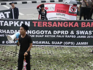Aktivis antikorupsi dan mahasiswa  yang mengatasnamakan Gerakan Pengawal Suap (GPS) Jambi berunjuk rasa di depan Gedung KPK, Jakarta, Jumat (9/3). Mereka mendesak KPK segera menahan tersangka suap Gubernur Jambi Zumi Zola. (Liputan6.com/Herman Zakharia)