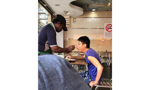Viral Foto Pelayan Restoran Suapi Difabel