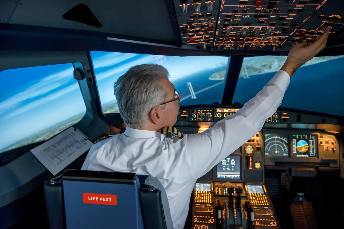 Ilustrasi pilot sedang menerbangkan pesawat (pixabay)