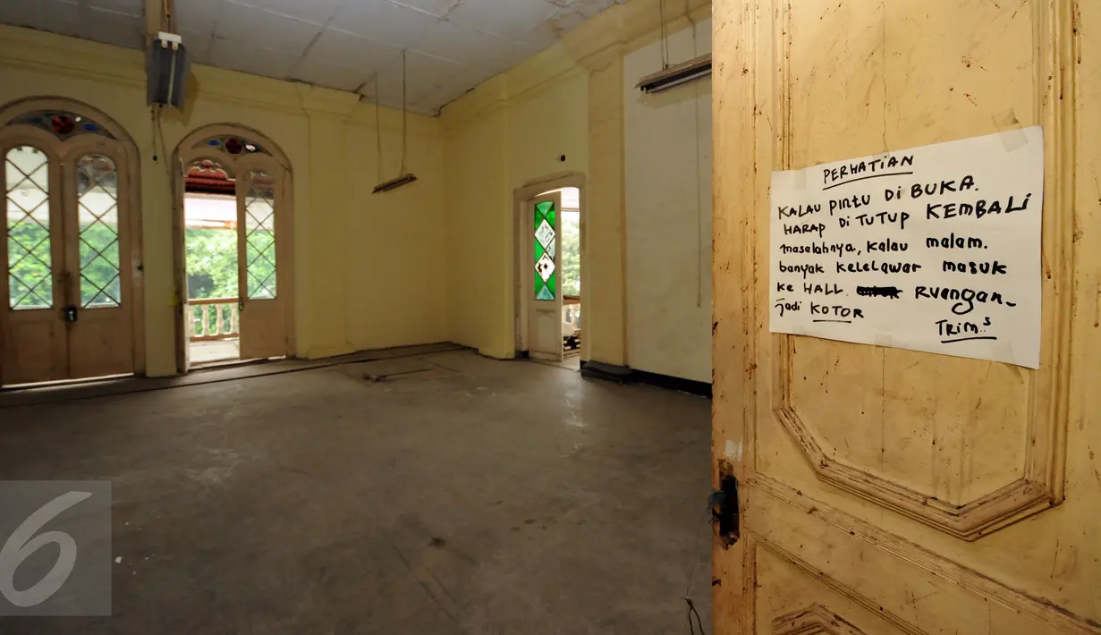 Sebuah tulisan pemberitahuan terpasang di pintu masuk ruang depan lantai dua eks rumah Raden Saleh di kawasan Cikini, Jakarta, Selasa (26/4/2016). Bangunan ini merupakan satu dari dua karya arsitektur Raden Saleh. (Liputan6.com/Helmi Fithriansyah)