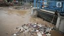 Warga mencari barang bekas dari tumpukan sampah di Pintu Air Manggarai, Jakarta, Senin (10/10/2022). Hujan lebat yang mengguyur wilayah Bogor dan sekitarnya menyebabkan debit air Sungai Ciliwung meningkat dan menghanyutkan sampah ke Pintu Air Manggarai. (Liputan6.com/Faizal Fanani)