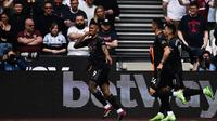 Selebrasi penyerang Arsenal, Gabriel Jesus usai mencetak gol ke gawang West Ham dalam lanjutan Premier League 2022/2023, Minggu (16/4/2023) malam di London Stadium. (AFP/Ben Stansall)