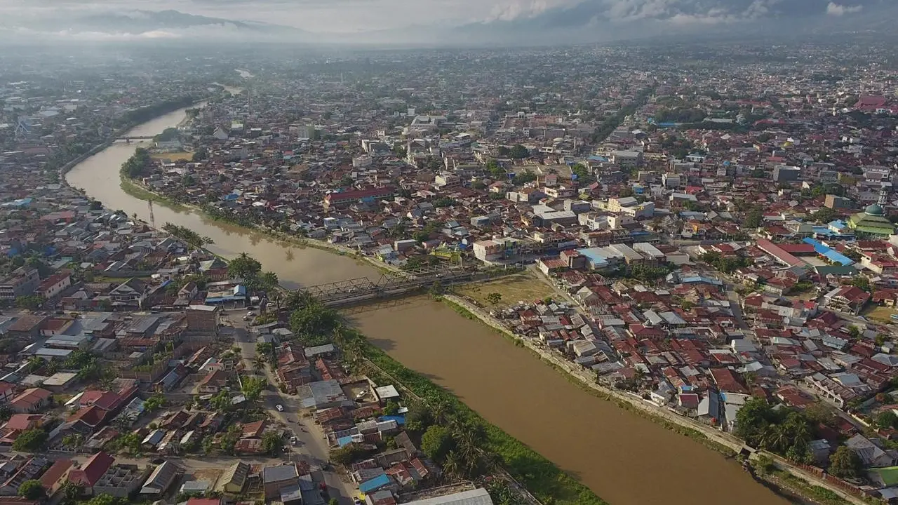 Tampak dari udara, Sungai Palu dengan tanggul pengaman yang melintasi tepat di tengah Kota Palu yang jadi habitat buaya, Jumat (21/2/2020). (Foto: Liputan6.com/Heri Susanto)