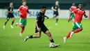 Pemain Timnas Indonesia, Yakob Sayuri, menggiring bola saat melawan Burundi pada pertandingan kedua FIFA Matchday di Stadion Patriot Candrabhaga, Bekasi, Selasa (28/3/2023). (Bola.com/M Iqbal Ichsan)