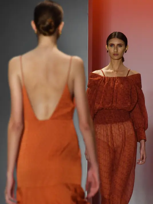 Model berjalan di atas catwalk mengenakan busana karya dari Lilly Sarti selama Sao Paulo Fashion Week di Sao Paulo, Brasil, (23/4). (AFP Photo)