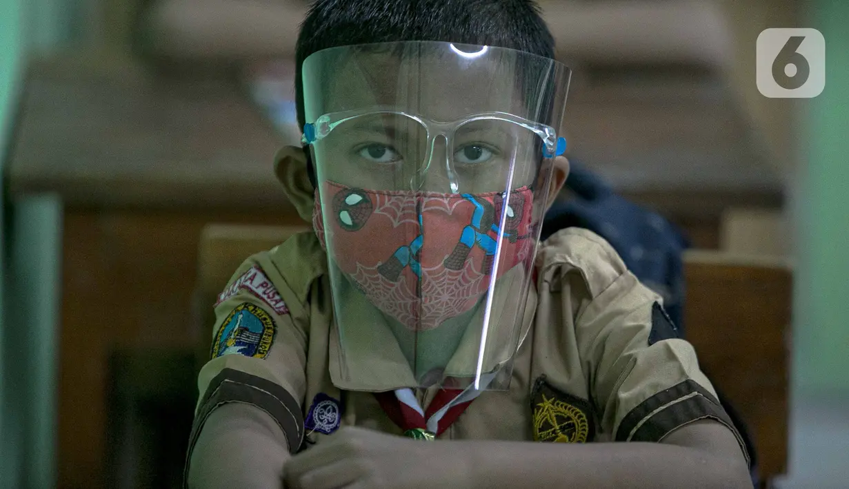 Siswa mengikuti hari pertama uji coba Pembelajaran Tatap Muka (PTM) di SDN Kenari 08 Pagi, Jakarta, Rabu (7/4/2021). Skema yang akan diterapkan adalah pembelajaran tatap muka secara bergantian di dalam ruangan maksimum 50 persen dari kapasitas ruangan. (Liputan6.com/Faizal Fanani)