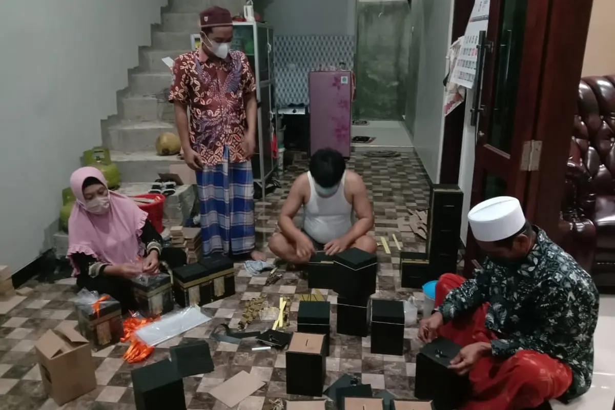 Karyawan Shofa Production sedang membuat kotak tabungan kabah, Rabu (26/5/2021). (Foto: Liputan6.com/Kusfitria Marstyasih)