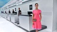 Sederet artis cantik Hollywood berikut ini sering tampil trendi untuk gaya kasual dan semi kasual. Gaya mereka saat di bandara bisa menjadi referensi dan inspirasi gaya Anda. (AFP PHOTO/Francois Guillot)
