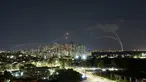 Sistem antirudal Iron Dome Israel menembak untuk mencegat roket yang diluncurkan dari Jalur Gaza menuju Israel tepat sebelum gencatan senjata antara Palestina dan Israel mulai berlaku di Ashkelon, Israel, 7 Agustus 2022. Gencatan senjata antara Israel dan militan Palestina telah mulai berlaku dalam upaya untuk mengakhiri hampir tiga hari kekerasan yang telah menewaskan puluhan warga Palestina. (AP Photo/Tsafrir Abayov)