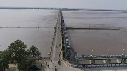 Pemerintah Pakistan terus memperluas area pencarian korban banjir yang telah berdampak pada mengungsinya 900 ribu penduduk. (AP Photo/Jahan Zeb)