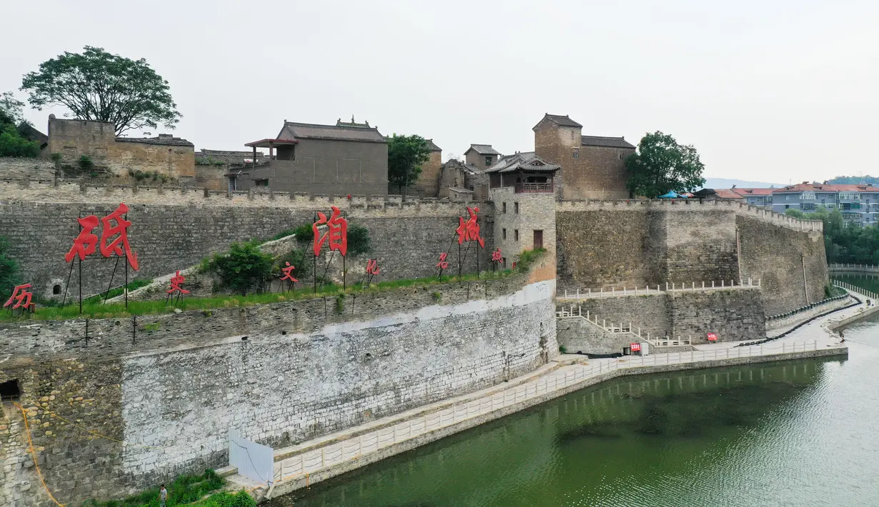 Foto udara menunjukkan tembok pelindung di situs bersejarah Dijicheng, Yangcheng, Shanxi, China, Selasa (7/7/2020). Dibangun dan dikembangkan pada era Dinasti Ming dan Qing, kota kuno Guoyu dan situs bersejarah Dijicheng adalah kompleks benteng kuno yang khas di China utara. (Xinhua/Chai Ting)