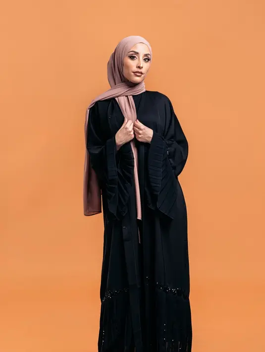 Maxi dress. Inilah item yang paling disukai dan wajib dimiliki oleh para hijabers. Pilihlah maxi dress dengan potongan A-line agar tetap terlihat modis. Hindari pemakaian maxi dress dengan potongan lurus ya agar tidak memamerkan lekuk tubuh kamu. / copyright shutterstock