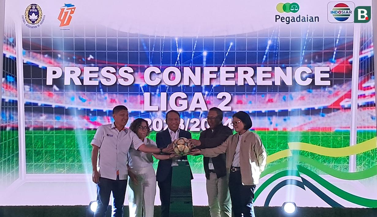Wakil ketua umum PSSI, Zainudin Amali (tengah) didampingi Dirut PT LIB Ferry Paulus (kiri), Direktur Programming Surya Citra Media Harsiwi Achmad (kedua kiri), Direktur Utama PT Pegadaian, Damar Latri Setiawan (kedua kanan), dan Komisaris Utama PT Pegadaian, Loto Srinaita Ginting meresmikan Liga 2 2023/2024 saat konferensi pers yang berlangsung di Pegadaian Tower, Kramat Raya, Jakarta Pusat, Selasa (05/09/2023). (Bola.com/Muhammad Adi Yaksa)