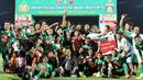 Ekspresi pemain Bhayangkara Surabaya United dengan trofi juara Trofeo Kapolda Jatim di Stadion Gelora Delta, Sidoarjo, Minggu (24/4/2016). (Bola.com/Zulfirdaus Harahap)