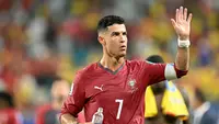 Kapten Portugal, Cristiano Ronaldo, melambaikan tangan ke fans setelah pertandingan Grup K Piala Dunia 2026 kontra Kolombia di Miami Stadium, Minggu (28/6/2026) pagi WIB. (AFP/Chandan Khanna)