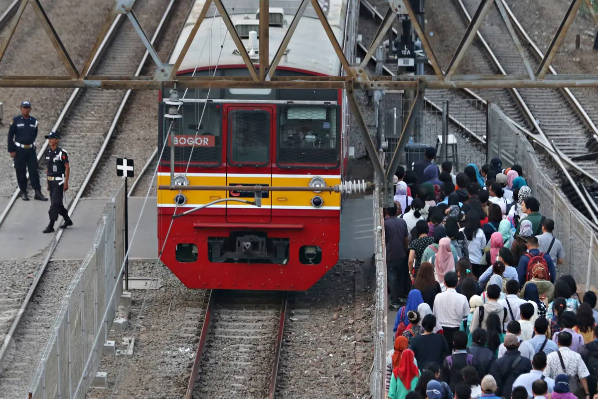 20151020- November 2015 KRL Naik 50 Persen-Jakarta