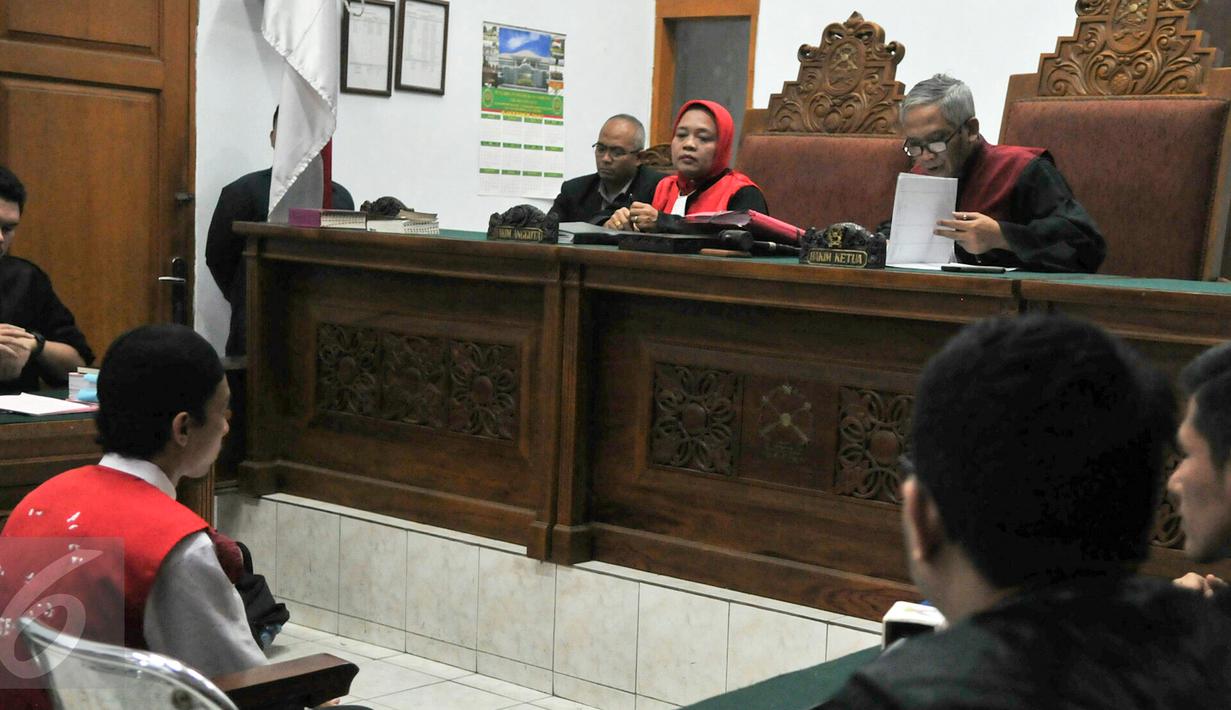 Majelis hakim Pengadilan Negeri Jakarta Selatan jatuhkan vonis 16 tahun penjara kepada Muhammad Prio Santoso pelaku pembunuhan Deudeuh Alfi Syahrin atau Tata Chubby, Jakarta, Senin (30/11/2015). (Liputan6.com/Yoppy Renato)