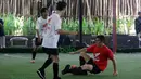 Marc Marquez (2kanan) terjatuh saat berebut bola dengan Dani Pedrosa  di Lapangan Futsal Kuningan Village, Jakarta, Sabtu (13/2/2016). (Bola.com/Nicklas Hanoatubun)