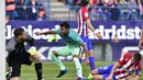 Gelandang Barcelona, Rafinha, merayakan gol yang dicetaknya ke gawang Atletico Madrid. Dua gol kemenangan Barcelona dicetak oleh Rafinha '64 dan juga Lionel Messi '86. (AFP/Gerard Julien)