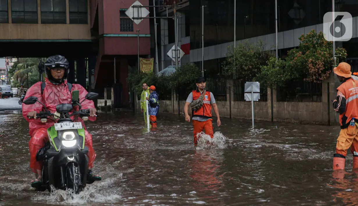 Badan Penanggulangan Bencana Daerah (BPBD) DKI Jakarta melaporkan terdapat lima ruas jalan di Jakarta terendam banjir. (Liputan6.com/Angga Yuniar)
