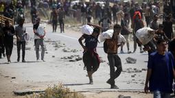 Penderitaan warga di Gaza tak kunjung usai. Di tengah pertempuran yang berlangsung sejak Oktober 2023 lalu, beragam krisis mulai menghantui kehidupan mereka akibat blokade bantuan oleh militer Israel sejak Maret 2025 lalu. (Eyad BABA/AFP)