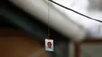Potret wartawan Leobardo Vazquez yang tergantung di kabel tempat ia ditemukan tewas di depan rumahnya di Gutierrez Zamora, Meksiko (22/3). Vazquez ditemukan tewas terbunuh di dekat kios taco miliknya. (AP/Felix Marquez)