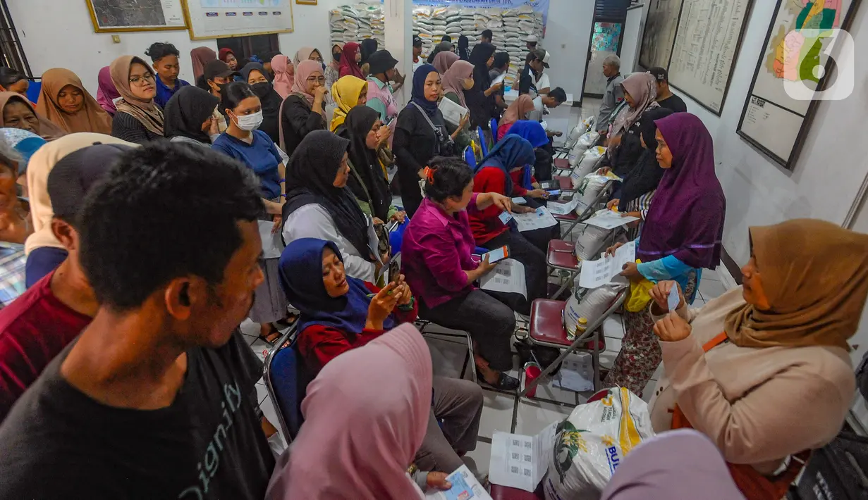 Pemerintah kembali menyalurkan bantuan pangan beras 10 kilogram dari cadangan beras pemerintah (CBP) tahap dua (April, Mei, Juni) kepada sebanyak 22 juta keluarga penerima manfaat (KPM). (merdeka.com/Arie Basuki)
