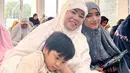 <p>Gala Sky salat di shaf perempuan bersama dengan tantenya, Fuji dan neneknya, Dewi Zuhriati. (Foto: Instagram/ fuji_an)</p>