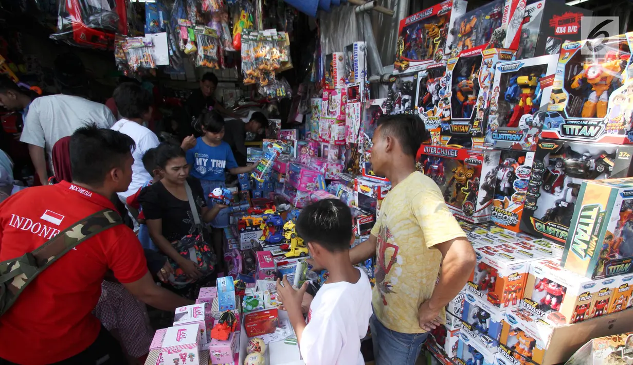 Suasana saat warga membeli mainan di Pasar Gembrong, Jakarta, Selasa (19/6). Libur Lebaran dimanfaatkan sejumlah anak-anak untuk berburu mainan di Pasar Gembrong. (Liputan6.com/Angga Yuniar)