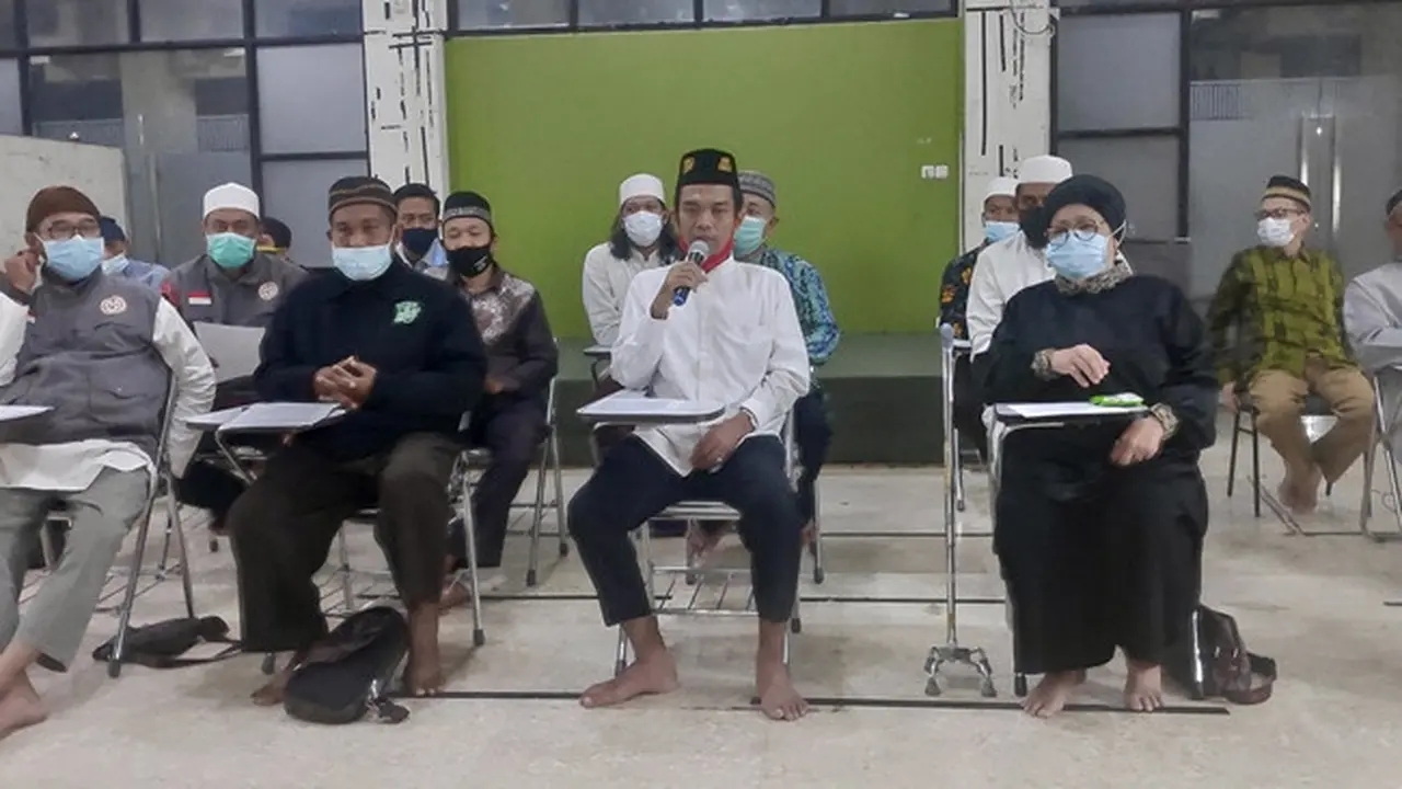 Ustaz Abdul Somad bersama pemuka agama dan tokoh masyarakat menyampaikan sikap atas aksi penolakan Rizieq Shihab dan penahanan Ketua FPI Pekanbaru.