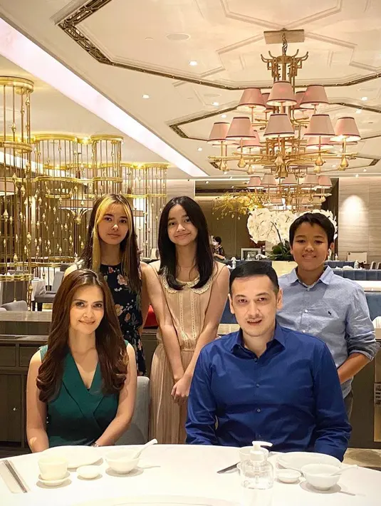 Tak hanya berdua, biasanya Cut Tari dan Richard Kevin turut membawa buah hati mereka saat makan malam. Hal ini membuktikan rumah tangga keduanya memang harmonis. Kekompakan inilah yang membuat netizen mendoakan agar hubungan pasangan ini jauh dari isu tak sedap. (Liputan6.com/IG/cuttaryofficial)